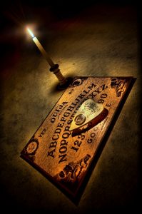board-and-candle-how-to-use-a-ouija-board